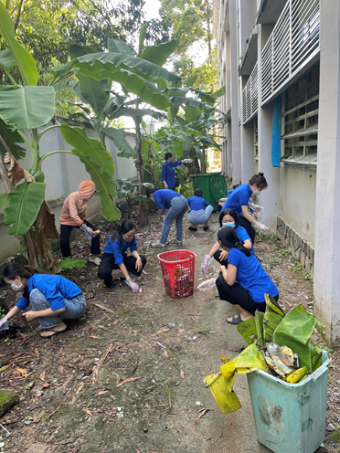 Đoàn Trường Tiểu học Tam Phước 2 ra quân thực hiện" Ngày Chủ nhật xanh"