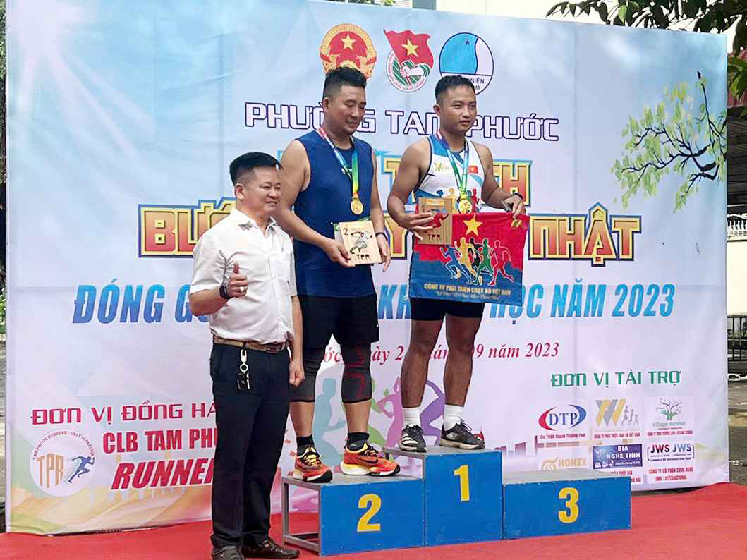 Trường Tiểu học Tam Phước trao học bổng khuyến học cho học sinh