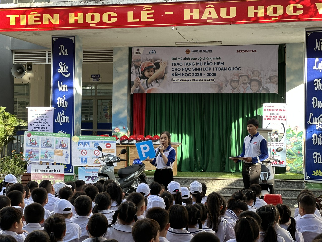 Công ty Honda Việt Nam trao tặng nón bảo hiểm cho học sinh lớp 1